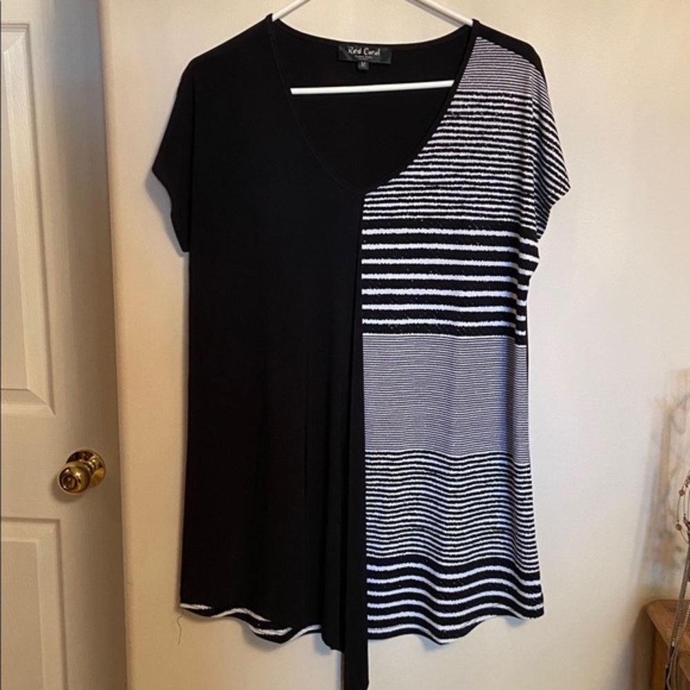 ⭐️Red Coral Black and White Striped V-Neck Top sz medium